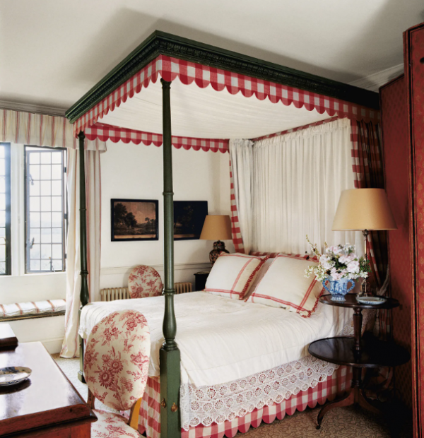 Kamar tidur utama dengan tempat tidur empat tiang